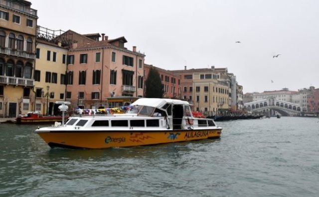Venezia, battello elettrico sul Canal Grande
