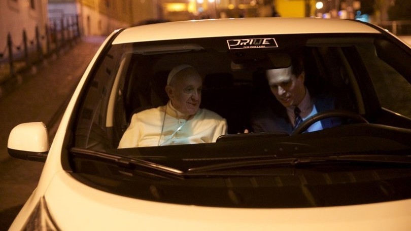 Mobilità sostenibile in Vaticano, Papa Francesco si sposterà su un'auto elettrica