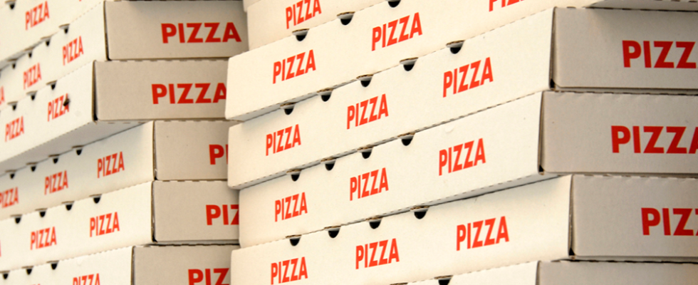 Imballaggi alimentari per pizza e fast food pericolosi per la salute
