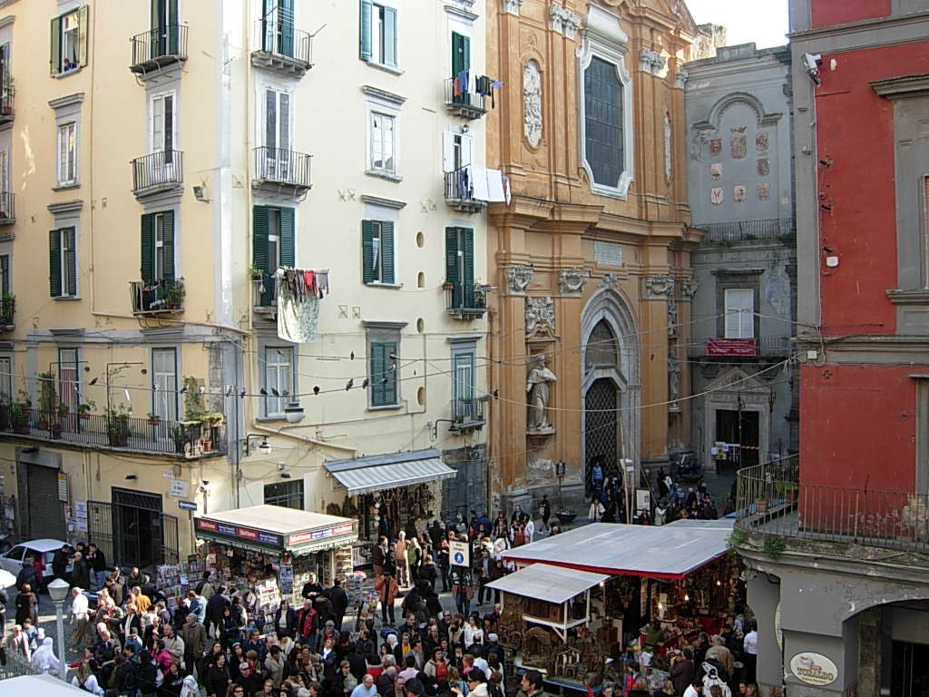 Viaggio nel centro di Napoli tra via dei Tribunali e Spaccanapoli