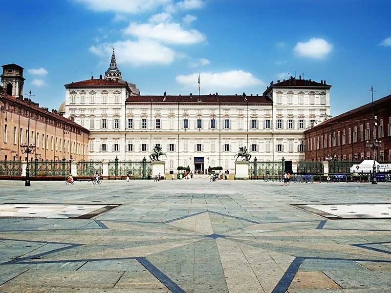 shutterstock_3632281-Piazza-Castello