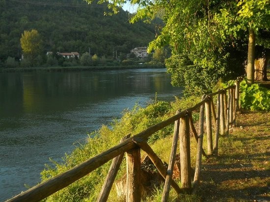 Il lago di Piediluco, uno smeraldo incastonato tra i boschi dell'Umbria